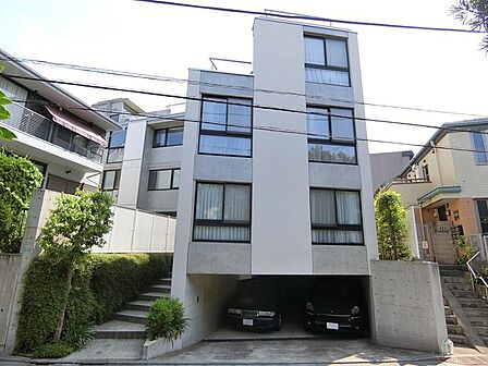 東急東横線「都立大学」駅徒歩5分の駅近マンション。スーパー、コンビニ、薬局が徒歩圏内に揃う利便性良好な立地。ペット飼育可(細則有)