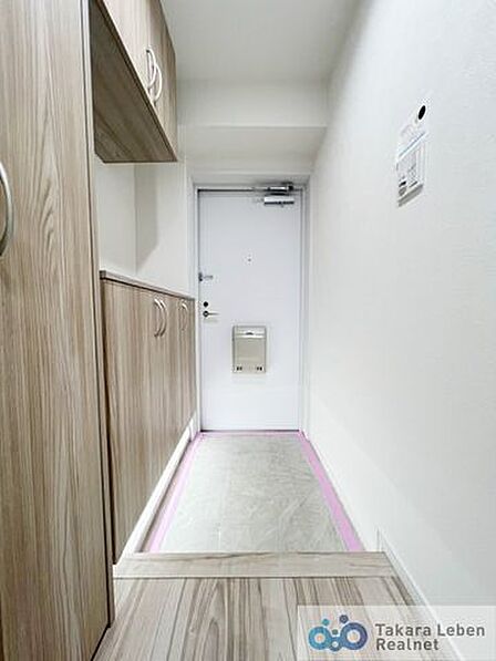 物置や飾り棚に活用できるカウンター付きシューズボックス
