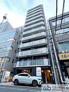 外観：街に馴染みつつも確かな存在感を放つ、洗練された外観。シンプルながらも細部まで配慮されたデザインが、上質な暮らしへの期待を高めます。