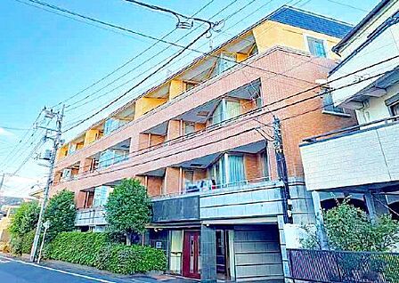 陽光を浴び照らされた美しい煌めきのフォルムが、周りの風景に馴染みながらも存在感を際立たせております。もちろん、その中にもどこか優しさを感じさせるカラーを採用し、住まう人を優しく包み込みます。