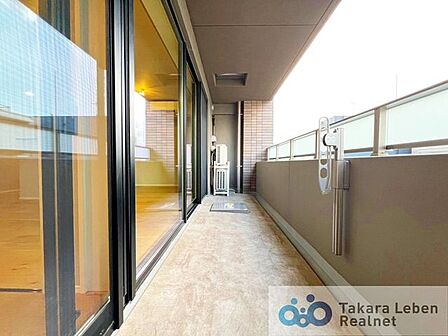 暮らしにゆとりを添えるバルコニー空間。外の景色を楽しみながら過ごすひとときは格別です。