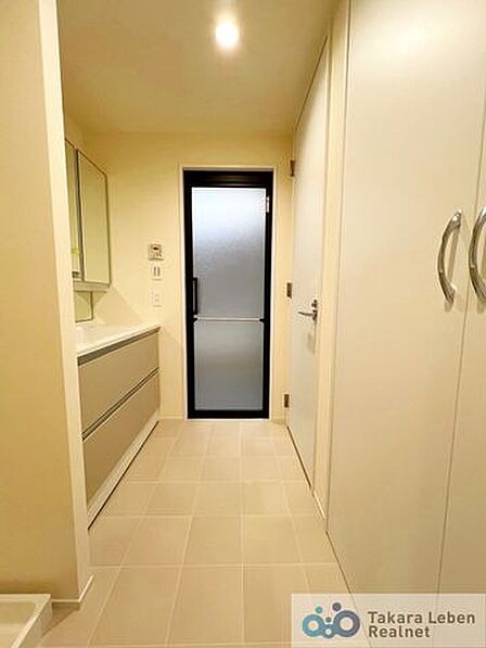 明るくすっきりとした印象の洗面脱衣所。洗濯機置場も確保されており、家事動線がスムーズなのも嬉しいポイントです。