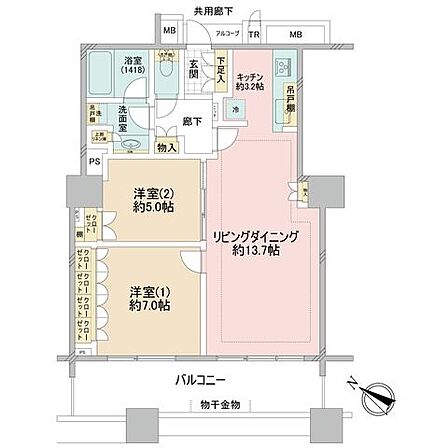 作業のしやすい壁付けタイプのシステムキッチン。各所に収納を設けており荷物が多い方も安心です。