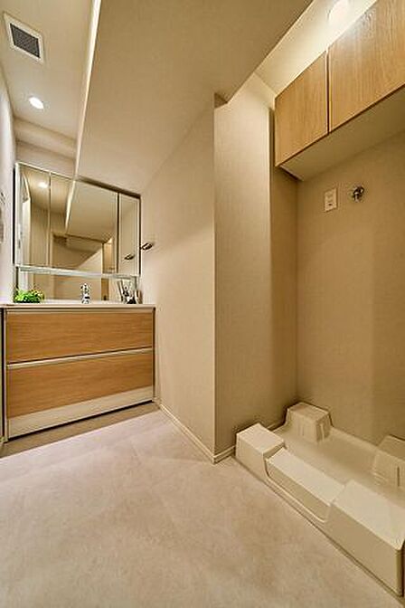 洗面室は朝を快適にさせてくれる大切な空間です。忙しい朝でも収納が多い洗面台では短時間で効率良く支度ができます。洗濯機置場には、収納棚が設置されている為、洗剤類の収納場所としてお使いいただけます。