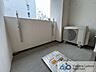 バルコニー：爽やかな風が吹き、採光にも恵まれてますので思わずお部屋の外へ出たくなる、そんなバルコニーです。心地良さに包まれ、日々の暮らしをより鮮やかに彩ります。