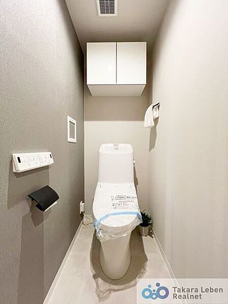 ウォシュレット機能付きで日々のトイレ使用が一段と快適に!衛生的なトイレ環境を実現することが可能です。