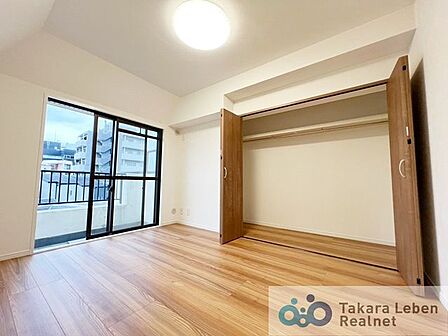 洋室約6.0帖。やわらかな採光が心地よい寝室。朝は自然光で気持ちよく目覚め、夜は落ち着いた時間を過ごせます。