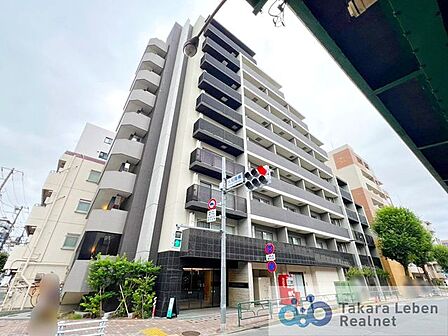 街に馴染みつつも確かな存在感を放つ、洗練された外観。シンプルながらも細部まで配慮されたデザインが、上質な暮らしへの期待を高めます。
