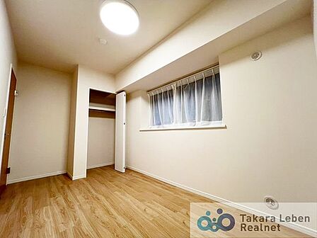 洋室約5.8帖。採光が確保された洋室は、日中も自然光が入り、明るい印象。居室として使いやすいバランスの取れた空間です。