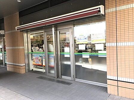 ファミリーマート飯田橋プラーノ店 徒歩1分。 50m