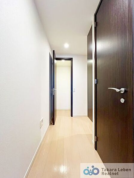 ナチュラルカラーの室内廊下、明るく開放感のある空間を演出します。