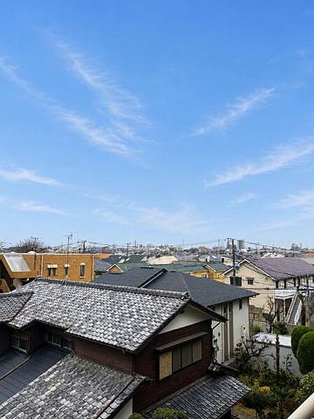遮る建物なく見晴らしの良い眺望です。室内にも爽やかな風と心地の良い日差しが差し込みます。