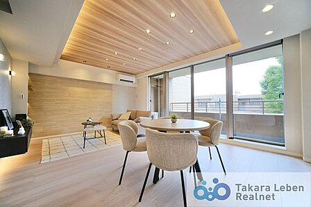 家族が集まる場所だからこそ、採光と通風を確保した心地よいリビングとなっております。自然と家族皆が揃い、笑顔が溢れる場となりそうです。