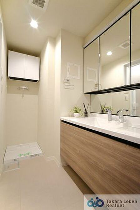 明るくすっきりとした印象の洗面脱衣所。洗濯機置場も確保されており、家事動線がスムーズなのも嬉しいポイントです。