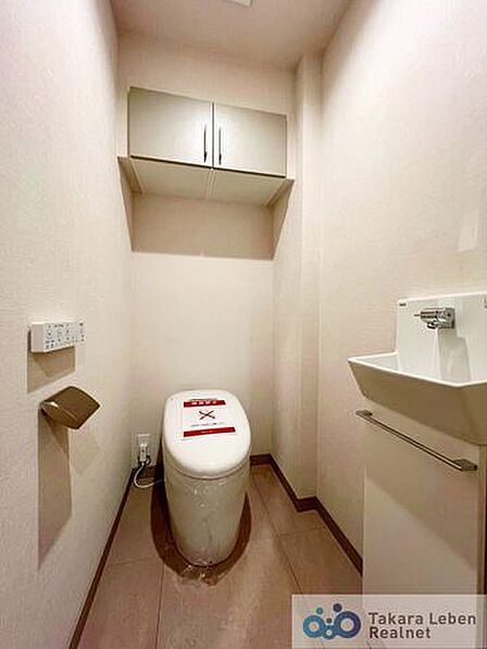 節水対策・省スペースとして人気のあるタンクレスを採用。お掃除もしやすいので日々の家事掃除の時短にも繋がりますね。