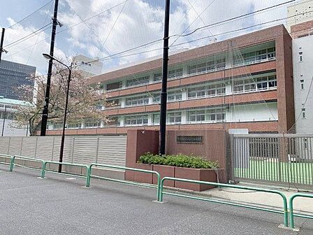 千代田区立神田一橋中学校 徒歩28分。 2100m