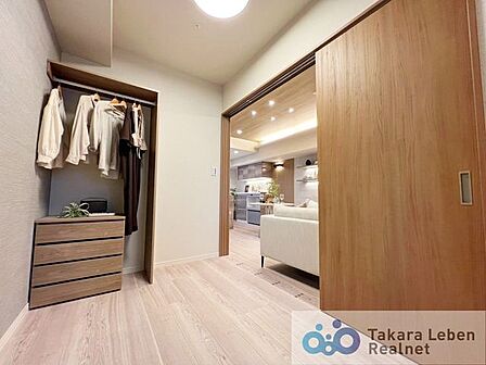 【洋室(2)約3.6帖】明るさと使いやすさを兼ね備えた洋室。居室としてはもちろん、収納やワークスペースとしても活躍します。