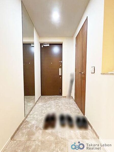 明るさを感じられる玄関は、毎日の出入りがしやすい空間。来客時にも落ち着いた印象を与えます。