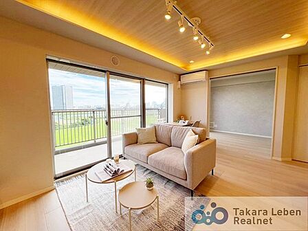 家族が自然と集まる、明るく開放感のあるリビング空間。大きな窓から差し込む陽光が室内をやさしく包み込み、毎日の暮らしに心地よい安らぎを与えてくれます。