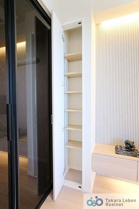 リビングにもちょっとした収納があることでお部屋がスッキリしますね。