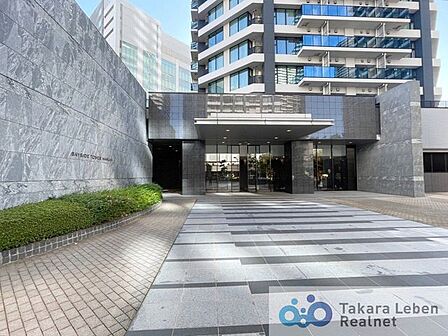 重厚感と高級感のあるデザインのエントランス。エントランス周りは広々としたアプローチとなっており、毎日のお出かけを気持ち良く後押ししてくれます。