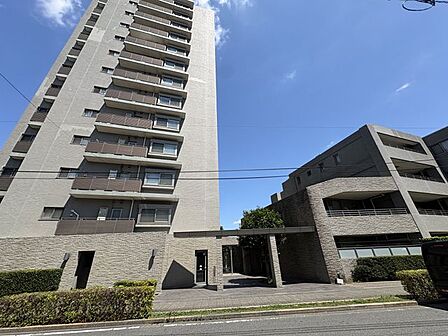 街並みに調和する端正なフォルムが印象的なマンション。主張しすぎない佇まいの中にも、洗練された存在感が感じられ、住まう方の誇りを静かに演出します。