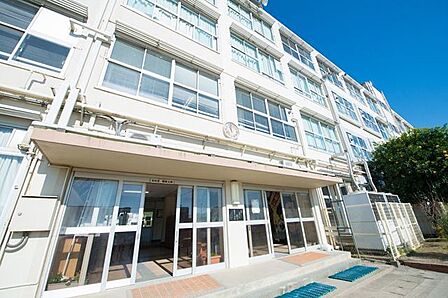 世田谷区立弦巻中学校 徒歩11分。 860m