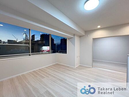 13.3帖のLDK。隣接する洋室の間仕切りを開放し、2部屋合わせると広々18.0帖になります。