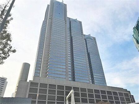 新宿パークタワー 徒歩12分。 950m