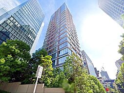 陽光を浴び照らされた美しい煌めきのフォルムが、周りの風景に馴染みながらも存在感を際立たせております。もちろん、その中にもどこか優しさを感じさせるカラーを採用し、住まう人を優しく包み込みます。