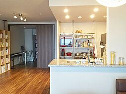 シンプルすぎず派手すぎず、心地良いリビング。プライベートタイムの満足感を大きく高められる空間です
