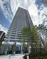 重厚感とスタイリッシュさを兼ね備えたマンション外観。高層階からの眺望も大きな魅力のひとつです。