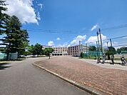 高校「北海道帯広柏葉高校まで1698m」