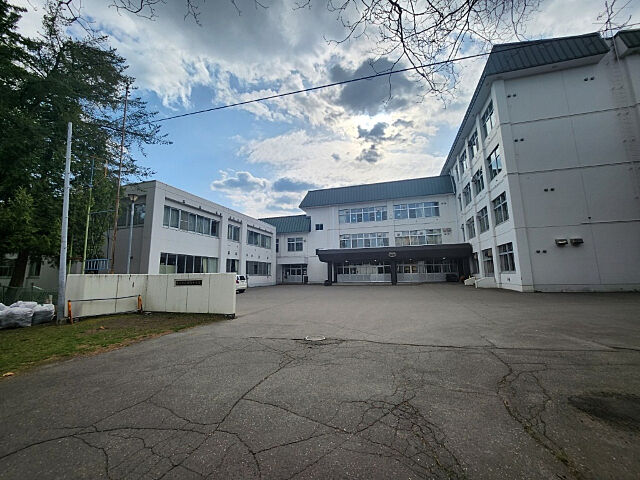 中学校「帯広市立翔陽中学校まで1828m」