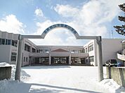 小学校「音更町立下音更小学校まで889m」