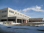 小学校「帯広市立栄小学校まで834m」