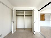 リビング隣の約6.6帖洋室のクローゼット