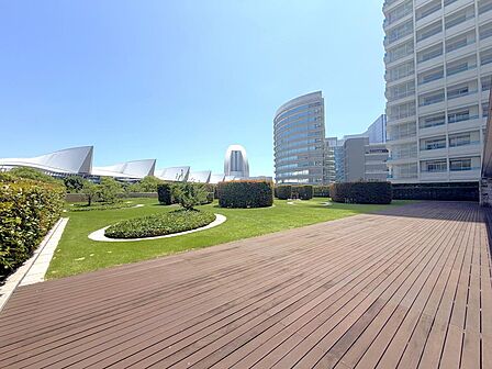 共用棟「the Roof」2階の「the Garden」は居住者専用のプライベートガーデンです。バーベキューピットもありご家族やご友人とガーデンパーティーが楽しめます。
