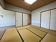 約8帖の和室、ふすまを開ければ広々とした空間になります
