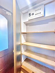 【リフォーム中　11/22撮影】廊下収納の写真です。棚がついているため、散らかりやすい小物類などを収めておくのに便利な収納です。