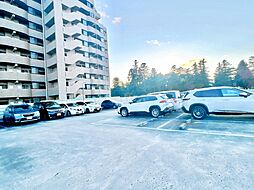 【駐車場】駐車場の写真です。敷地内に2階建の立体駐車場、機械式の駐車場がございます。現在駐車場は4台開いておりまして、2台目も契約することが可能となっておりますが、空き状況は常に変化するため最新の情報