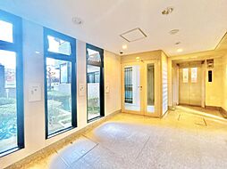 【ホール】1階エレベーター付近のホールになります。管理人が日勤でついているため、共用部分は常に整備されております。