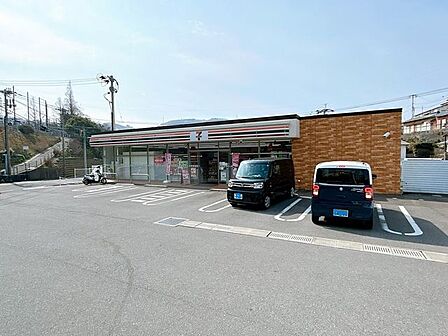 【コンビニ】セブンイレブン長崎高丘1丁目店様まで約200m(徒歩約3分)です。