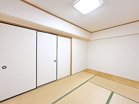 【リフォーム中】和室です。フローリング張り、クロス貼り、建具交換、照明交換を行い洋室に変更します。