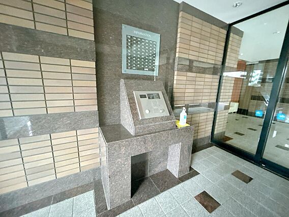 エントランスは...
