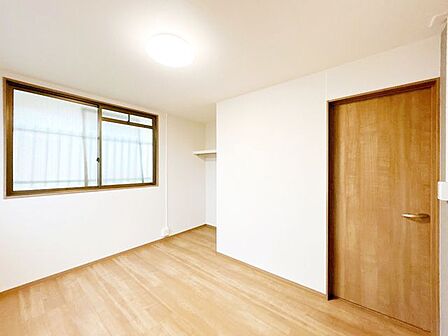 【リフォーム済】北東側洋室(別アングル)です。フローリング張り、クロス貼り、建具交換、照明交換を行いました。