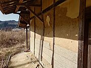 西側建物の柱が一部折れています（建物外から）