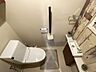 トイレ：お洒落なトイレですね♪上部には棚がありますよ
