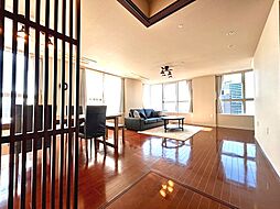 LDは広々約24.0畳。南西側に大きく窓が開いており、開放感のある空間です。