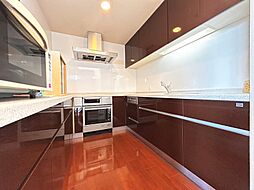 コ型キッチン。作業スペースが大きく設けられており、日々のお料理もストレスフリーに作業いただけます。また、LDとの仕切りもあり、お客様が来られてもプライベートな空間を確保できます。